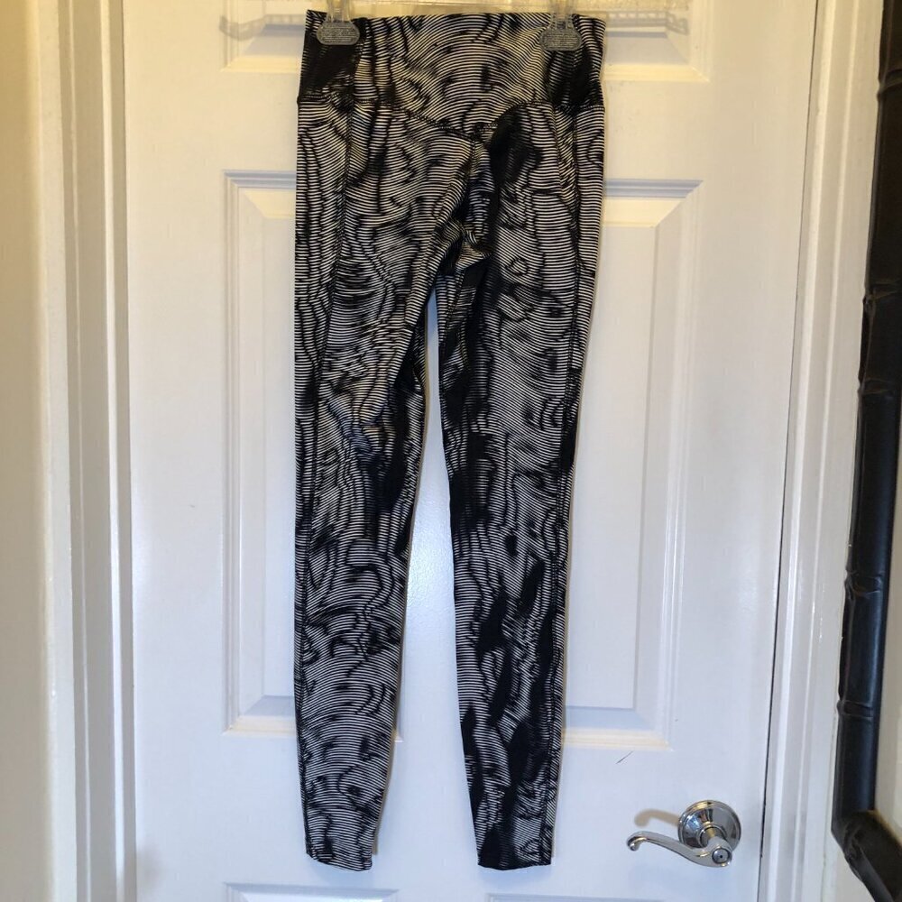 Nike Women's Legendary Waves' Dri-fit Training Capris Size XS EUC